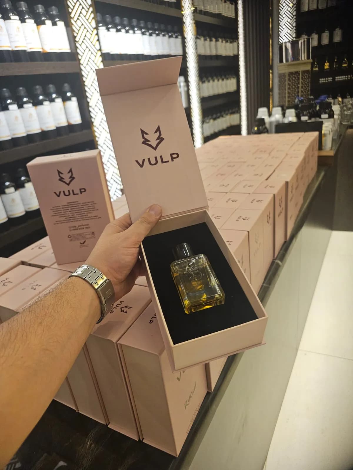 Mixter perfume packaging and bottle craftsmanship — sample 6